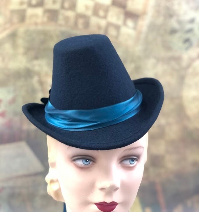 Antium hat, Renaissance Riding Hat